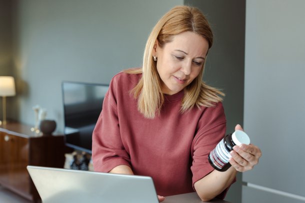 vrouw zoekt medisch advies op laptop